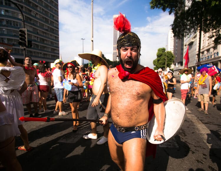 Gladiador como fantasia de carnaval de rua